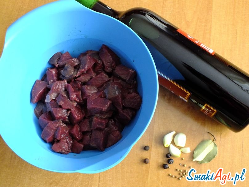 gulasz z sarniny na winie