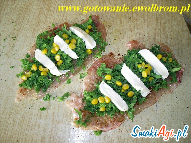 do środka dajemy jarmuż i mozarelle