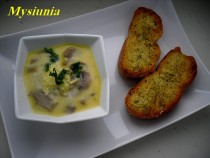 Pieczarkowa zupa z serem i grzankami