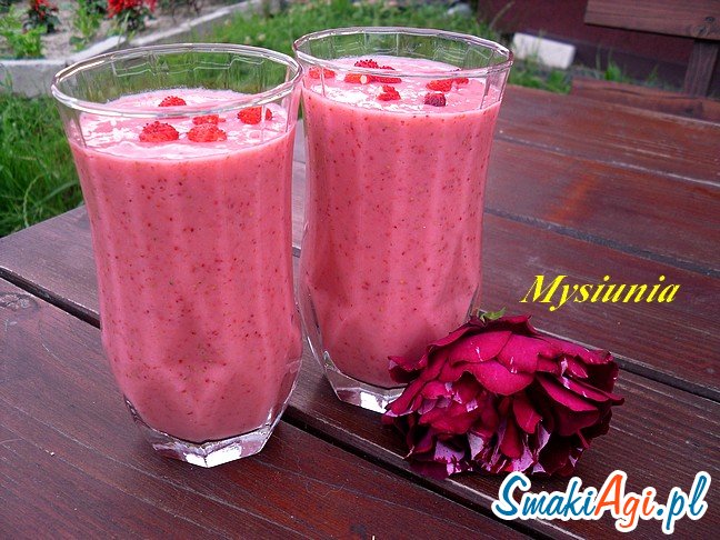 Poziomkowo - truskawkowy koktajl na kefirze