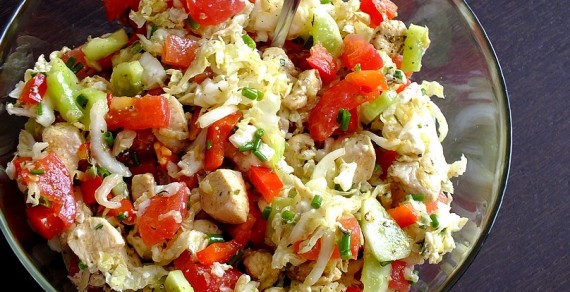 Lekka sałatka z kurczakiem i papryką