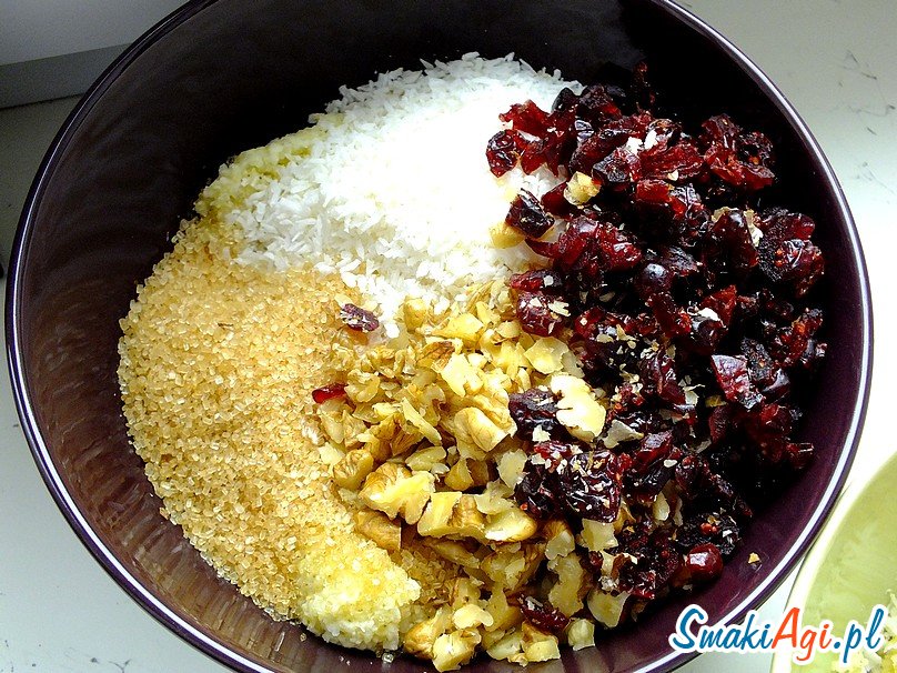 żurawina, wiórki kokosowe, orzechy włoskie