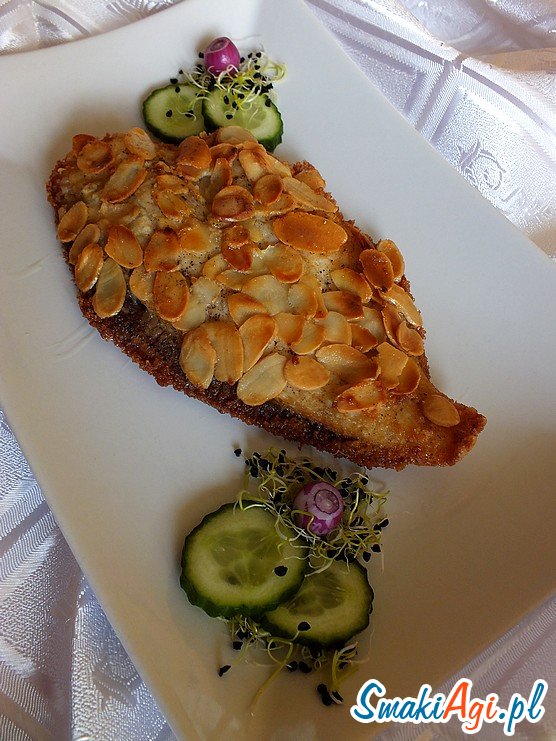 Flądra w migdałowych płatkach