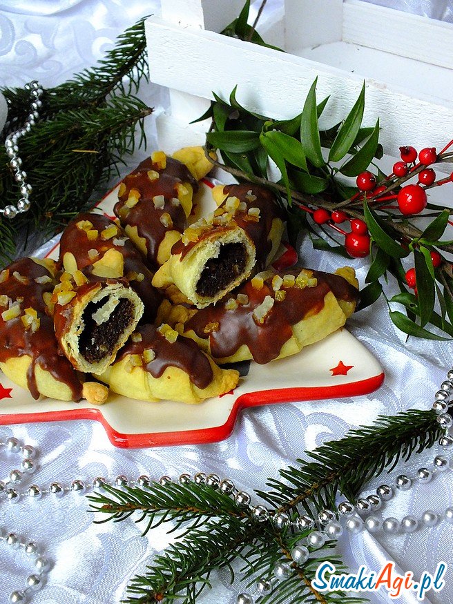 Pyszne, kruche rogaliki, ze słodkim makowym wnętrzem z bakaliami