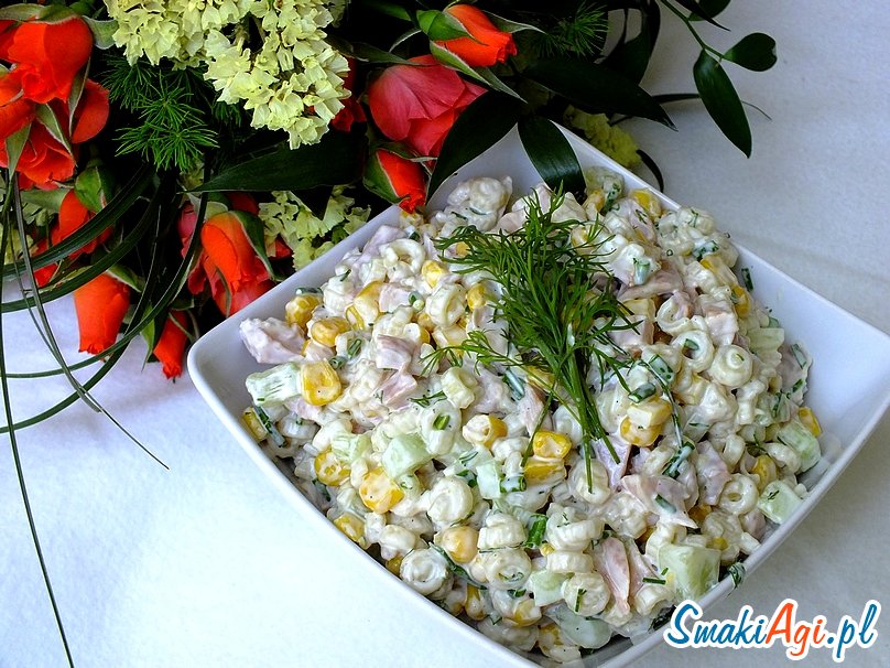 Sałatka z makaronu i wędzonego kurczaka