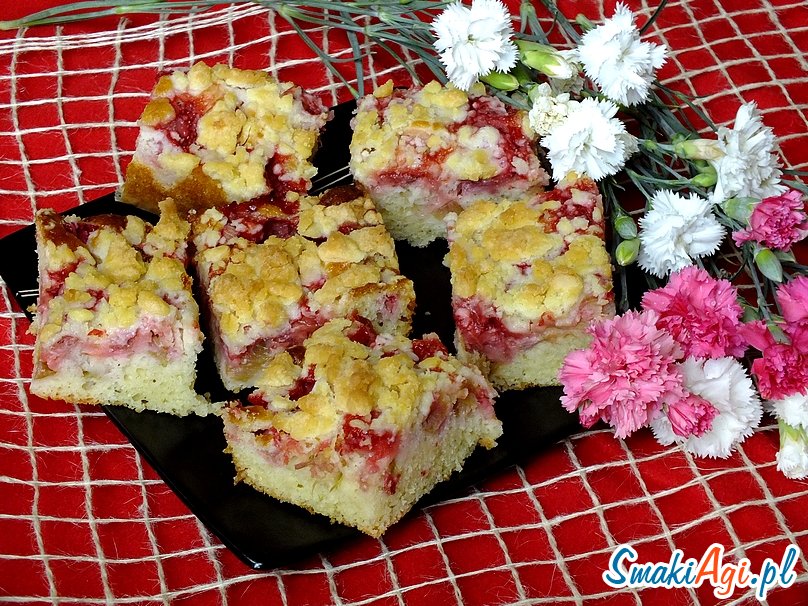 Jeszcze pół roku nie skończył a już zaczyna siedzieć 　 narazie pochylony i podpiera się rączkami ale potrafi przez dłuższy czas równowagę utrzymać :)