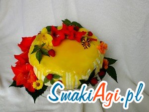 Tort śmietanowo - budyniowy z sezonowymi owocami i adwokatową polewą