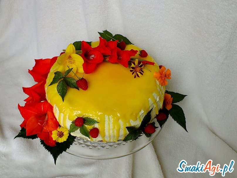 Tort śmietanowo - budyniowy z sezonowymi owocami i adwokatową polewą