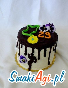 tort urodzinowy dla biegacza z kremem karmelowym