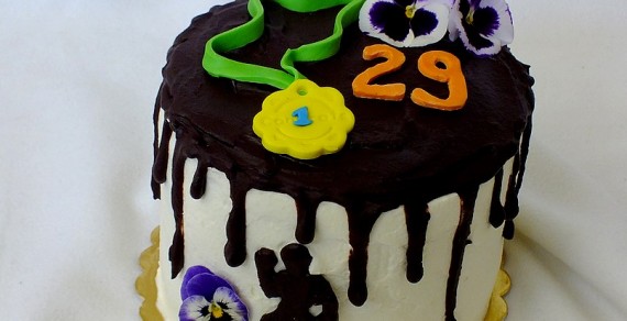 Tort urodzinowy – z solonym karmelem, kremem malinowym i oreo